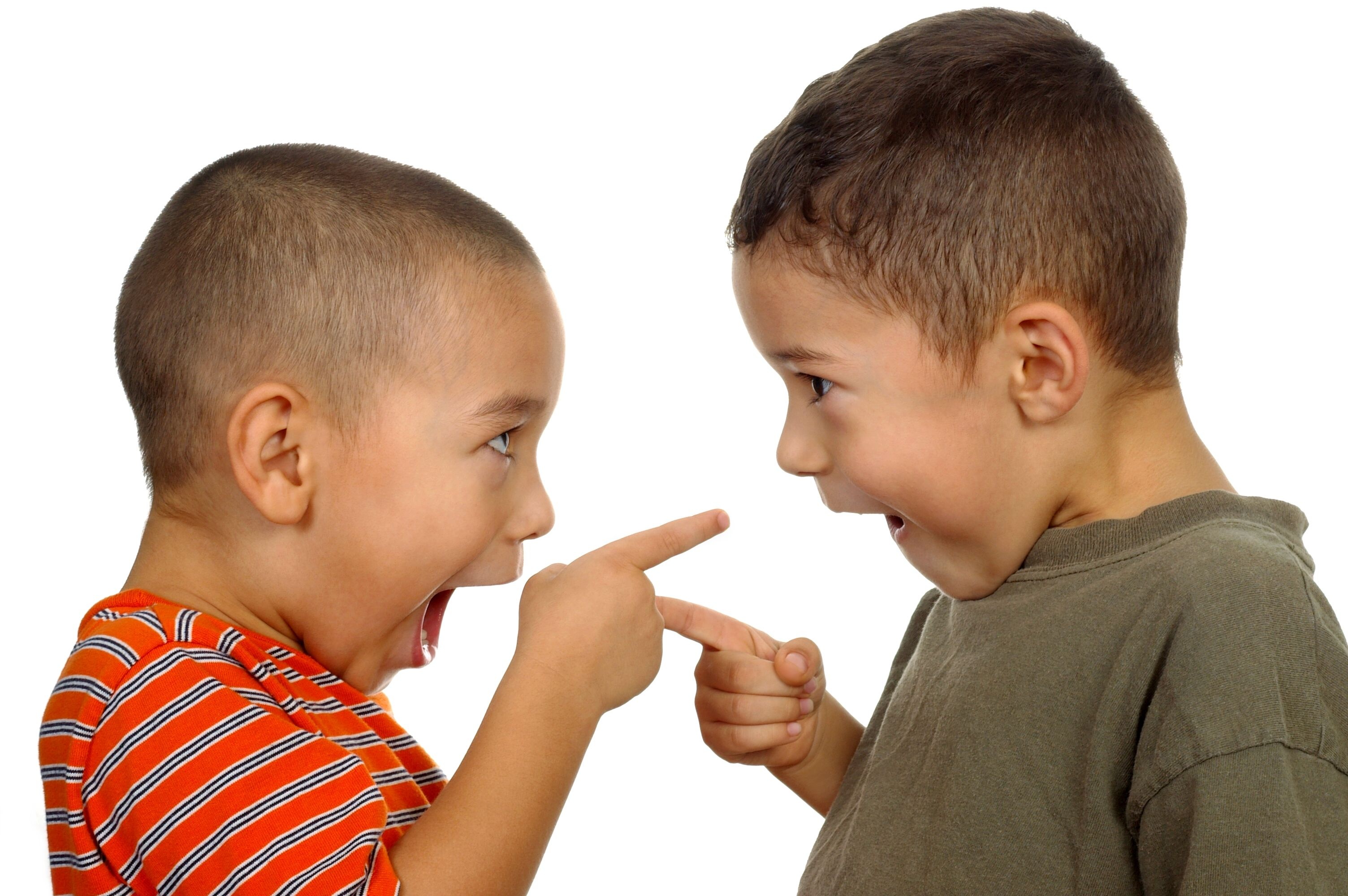 Споры в детском саду. Два мальчика ссорятся. Два ребенка спорят. Dva rebenka sporyat. Два мальчика спорят.