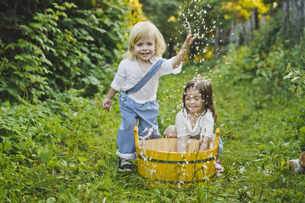 Children splashing water in the basin 4757.